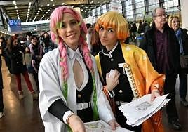 Bi emakume, cosplayer edo manga pertsonaia ezagunez mozorrotuta.
