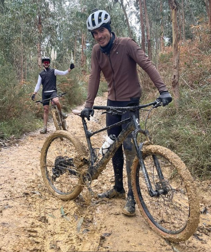 Imagen secundaria 2 - El ajetreado viernes en Bilbao de Marta Pombo y Luis Zamalloa: de estar atrapado en el barro a una contundente alubiada