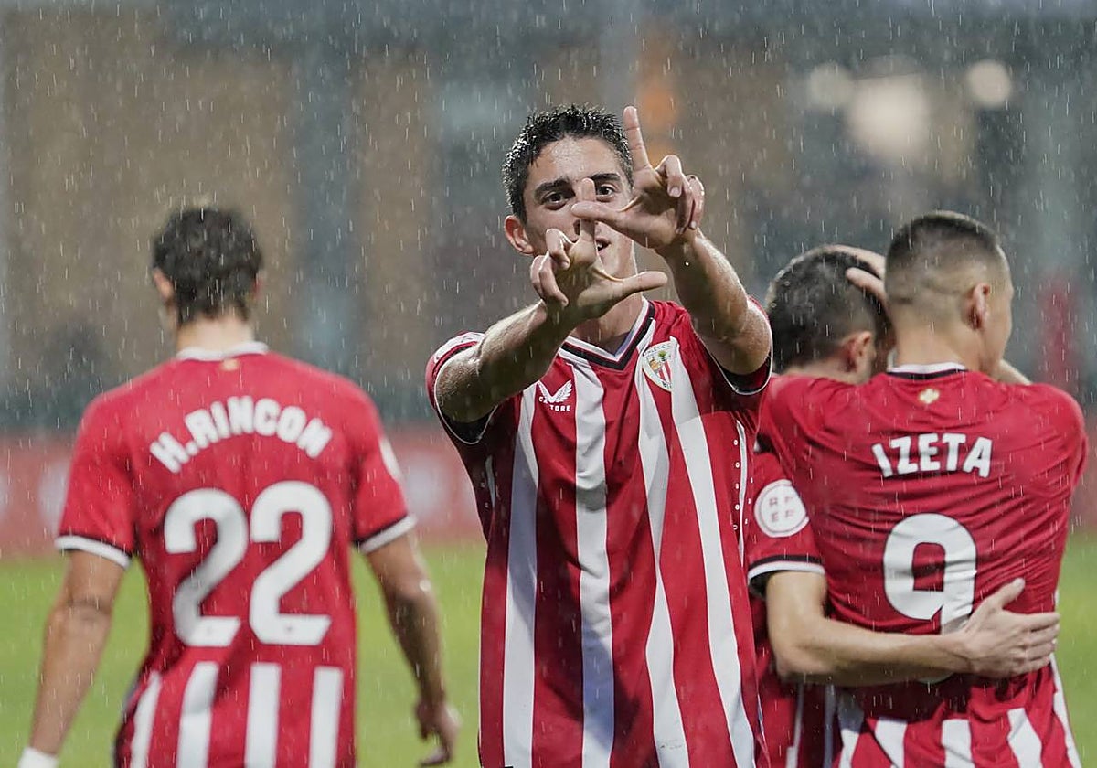 Iker Varela celebra uno de los dos goles que anotó contra la Real Sociedad C.