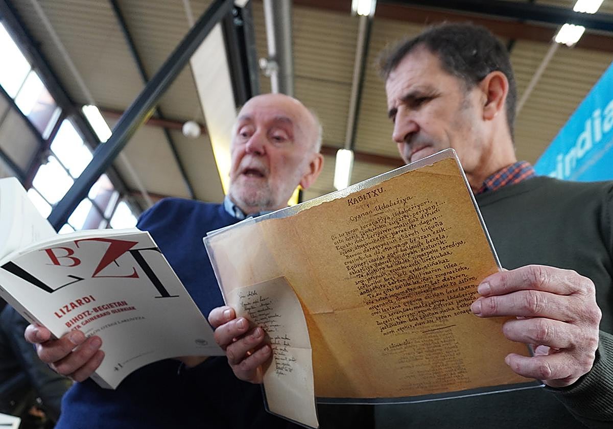 Karlos Otegi con Íñigo Agirre, nieto del poeta.