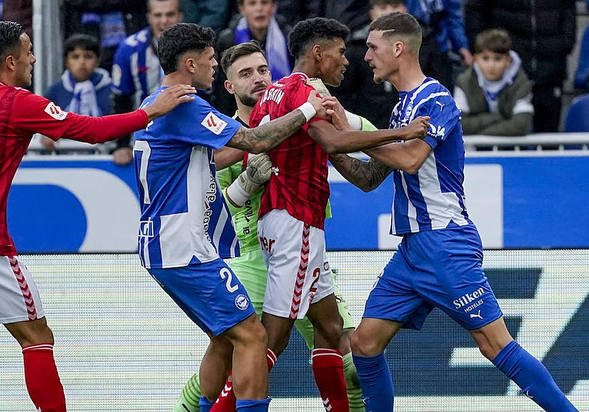 Rafa Marín y Marvin se encaran minutos antes de terminar el partido, cuando escaló la tensión.