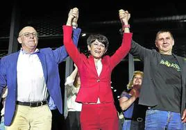 Juan Karlos Izagirre, Maddalen Iriarte y Arnaldo Otegi celebran la victoria de EH Bildu en Gipuzkoa en las elecciones del pasado 28 de mayo.