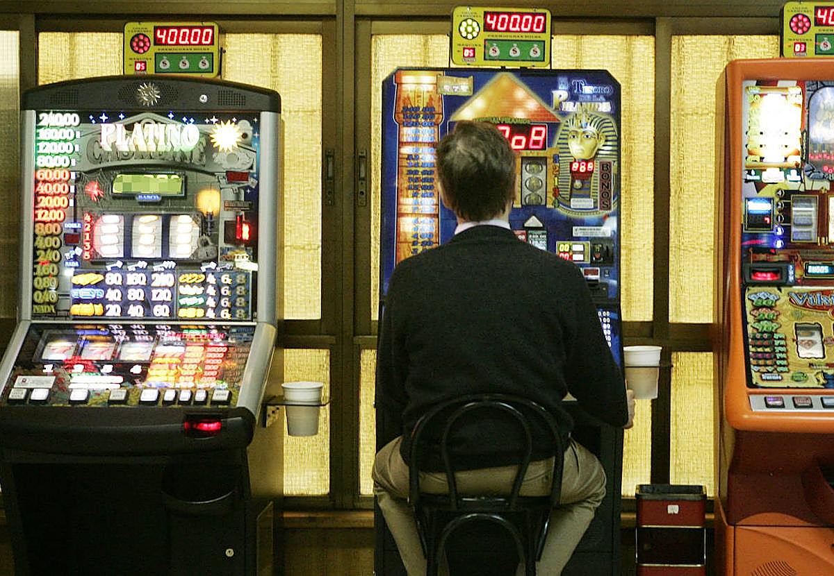 Un hombre. ajeno a este reportaje, juega en una tragaperras.