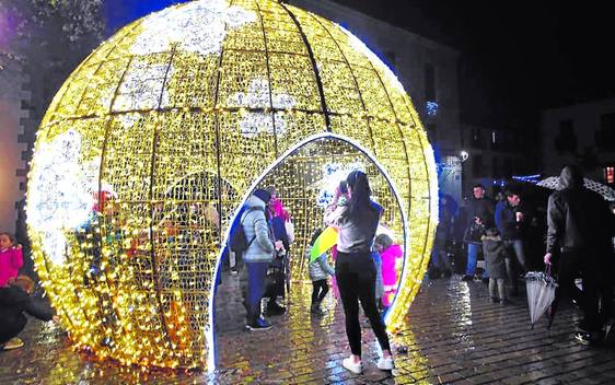 Las luces de Navidad brillan en las calles de los municipios de la comarca.