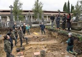 Miembros de la Sociedad Científica Aranzadi han realizado trabajos de excavación en el cementerio de Amorebieta.