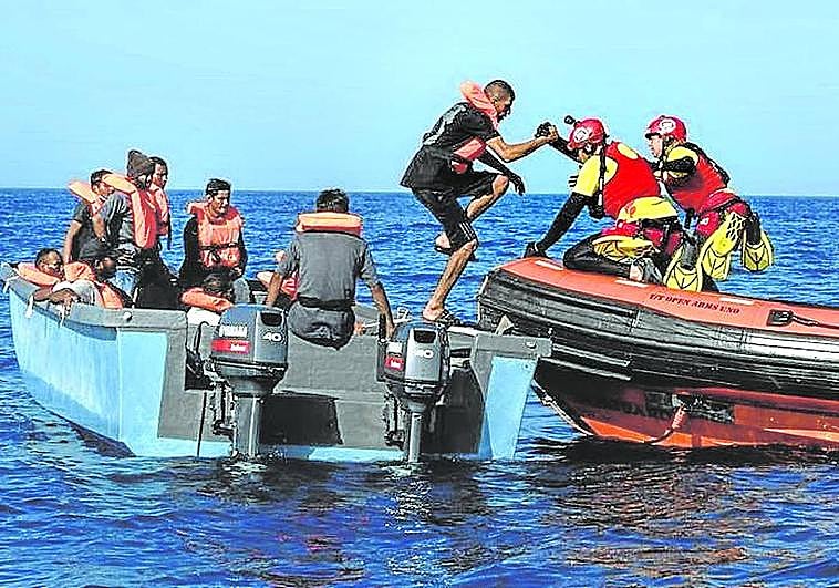 Sin descanso en Lampedusa. El socorrista vasco tiende la mano a uno de los migrantes que rescató.