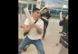 Brutal pelea en el aeropuerto de El Prat entre embaladores ilegales de maletas