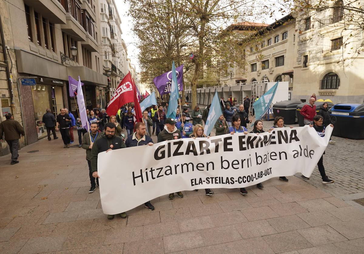 La manifestación ha recorrido las calles del centro de Vitoria.