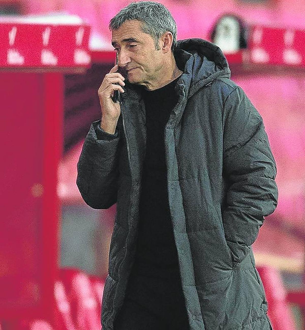 Ernesto Valverde habla por teléfono ayer en Los Cármenes.