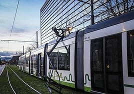 El pantógrafo ha caído sobre la unidad del tranvía que circulaba por la calle Landaberde.
