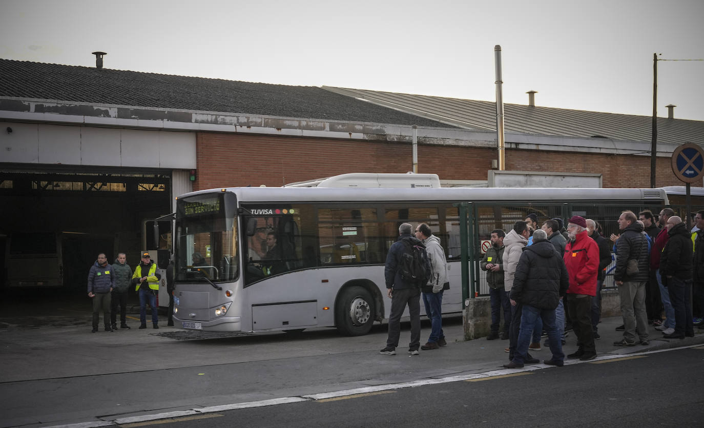 El tranvía de Vitoria vuelve a funcionar tras sufrir una avería durante cinco horas