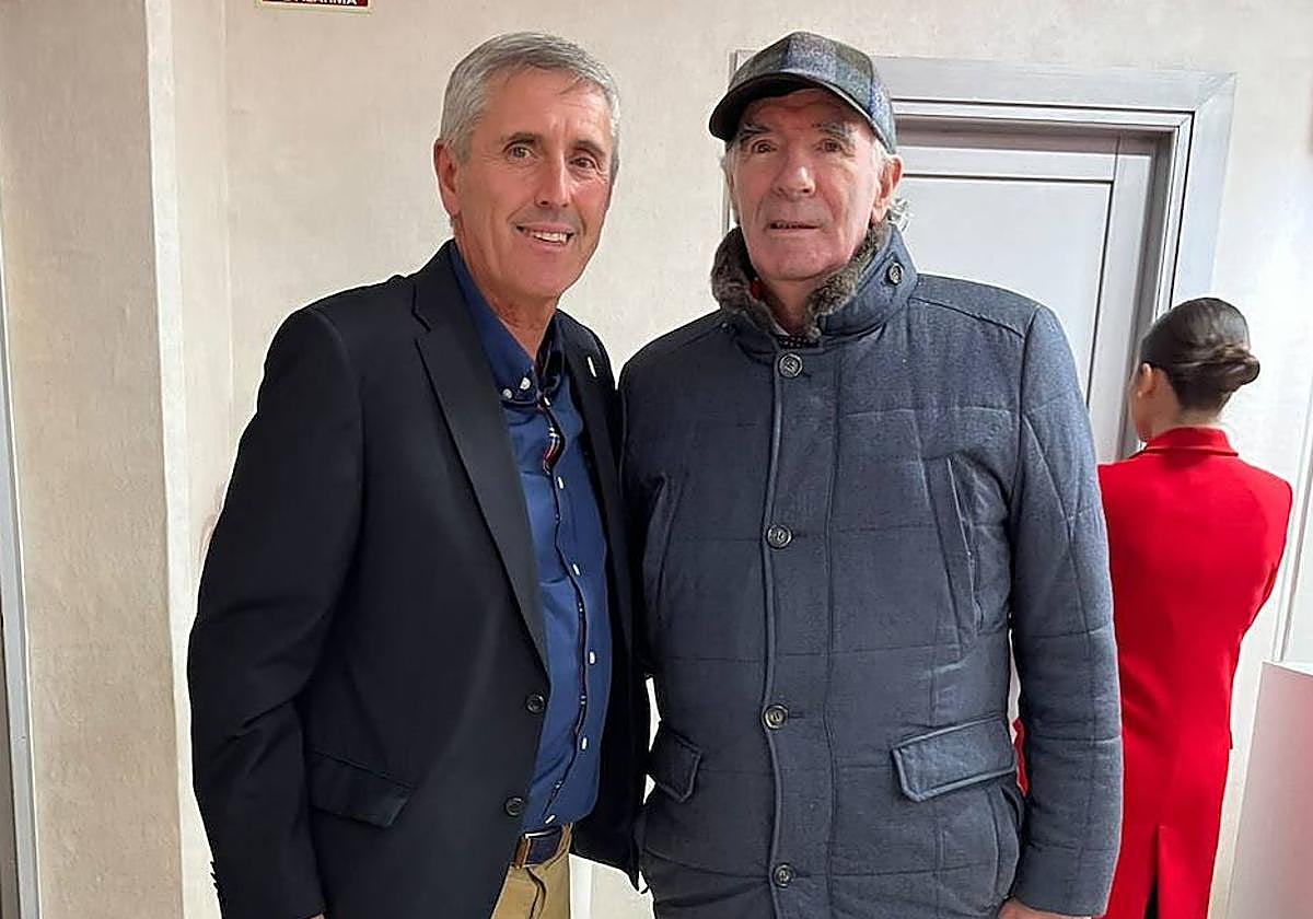 José Valcárcel junto a José Ángel Iribar, ayer antes del partido en Los Cármenes.