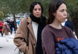 La joven paseó hasta la Parte Vieja, donde tomó el aperitivo con unos amigos.