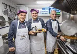 Diego Gaite, Sergio García y Armando Ochoa presentan el café elaborado a través de granos de garbanzo, mientras se meten de lleno con el segundo, un bacalao sobre una espuma de patata.