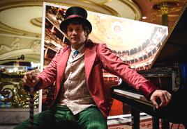 Daniel Diges caracterizado como Willy Wonka en el teatro Arriaga.