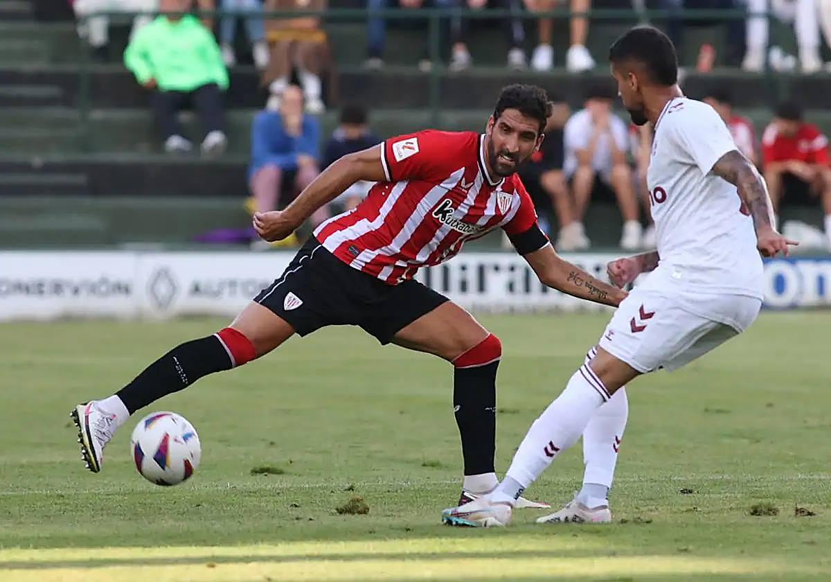 Raúl García, ante el Eibar en pretemporada.