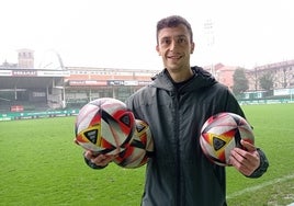 Aitor Aranzabe, máximo goleador del Sestao River con tres goles, posa con tres balones en Las Llanas.