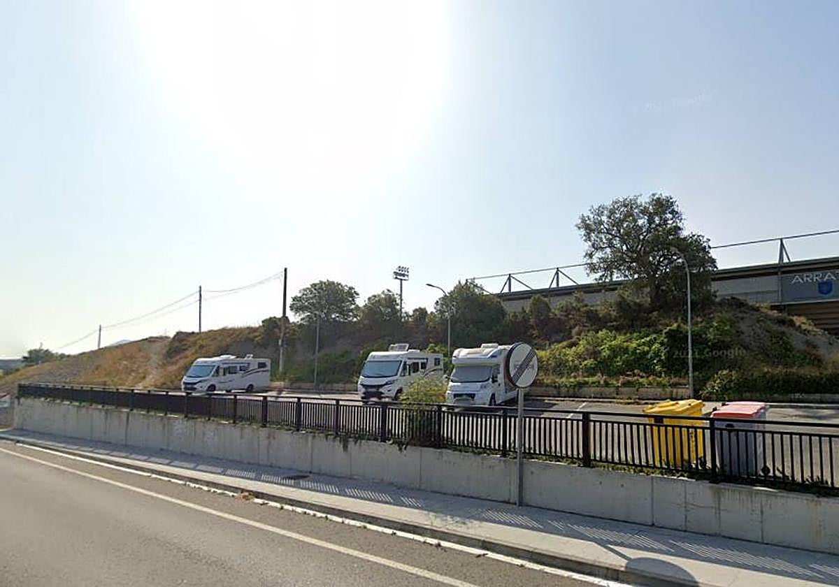 El área de autocaravanas se localiza junto a las instalaciones deportivas de Arrate.