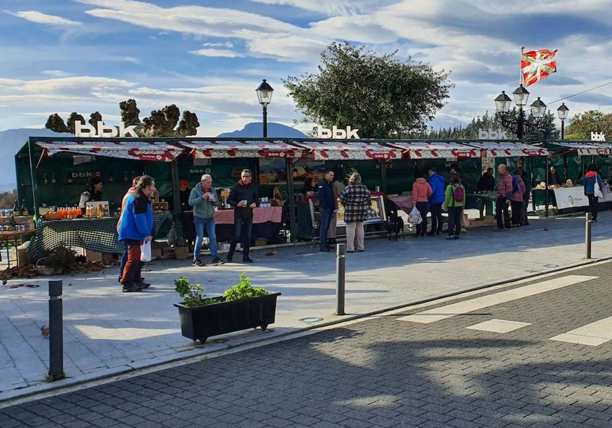 Decenas de visitantes volverán a asistir este domingo al mercado de productos de caserío en Garai.