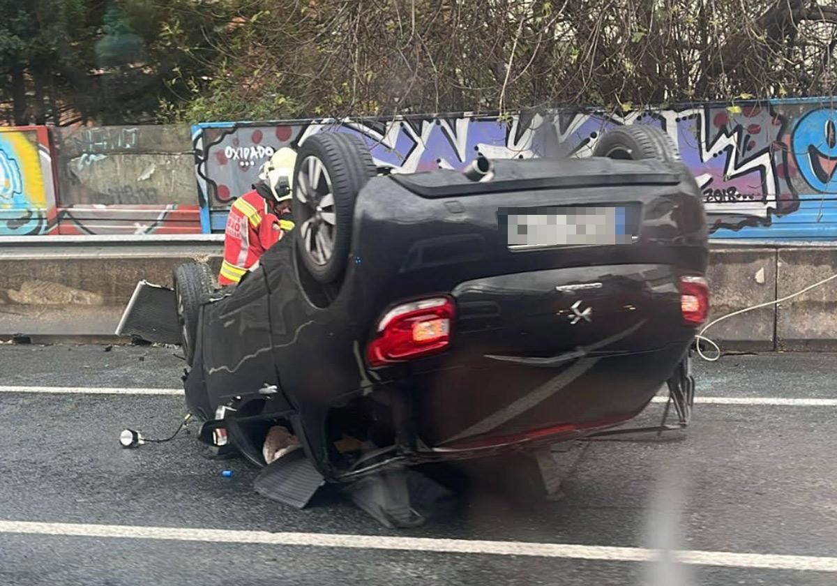 Retenciones en la A-8 tras el vuelco de un coche en la antigua entrada de Sabino Arana