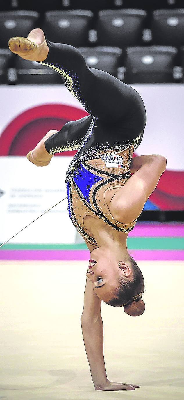 Imagen - La alavesa Teresa Gorospe realiza una acrobacia sobre el tapiz.