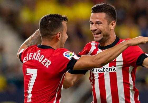 Berenguer y Guruzeta celebran un gol del delantero centro.