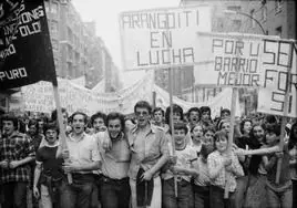 Los homenajeados recibirán una reproducción de esta fotografía de una manifestación vecinal en Bilbao.