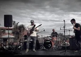 Iñigo Garrido 'Garry' (guitarra y voz), Alex Fernández (batería), Aitor Ruiz (bajo y coros) en el Golfo Norte.