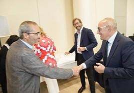 El diputado general, Ramiro González (PNV), saluda a David Rodríguez (Elkarrekin Podemos), con Iñaki Oyarzabal (PP) de fondo.