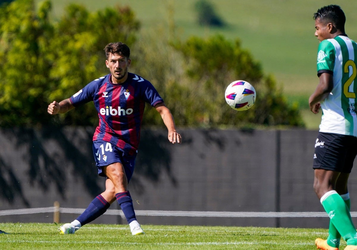 Unai Vencedor en su debut con el Eibar en un amistoso ante el Racing.