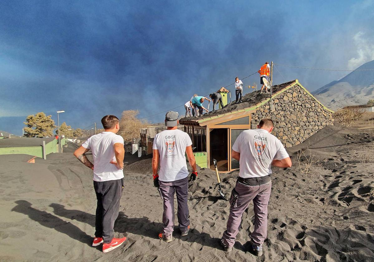 Voluntarios de GBGE trabajando en La Palma.