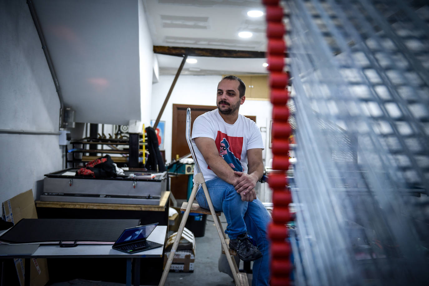 El desconocido taller en Bilbao de Urtzi, el artista de las camisetas diferentes