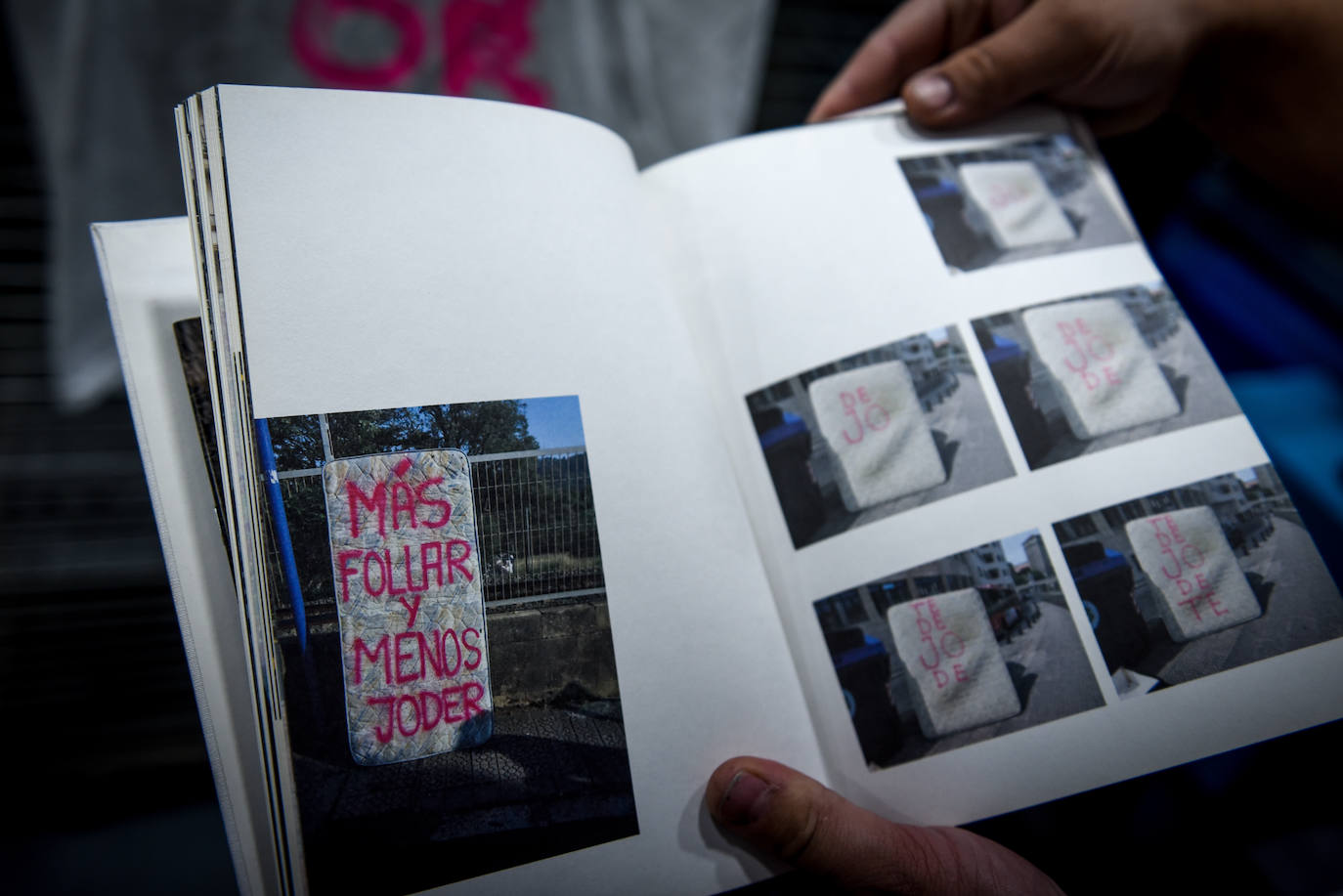 El desconocido taller en Bilbao de Urtzi, el artista de las camisetas diferentes