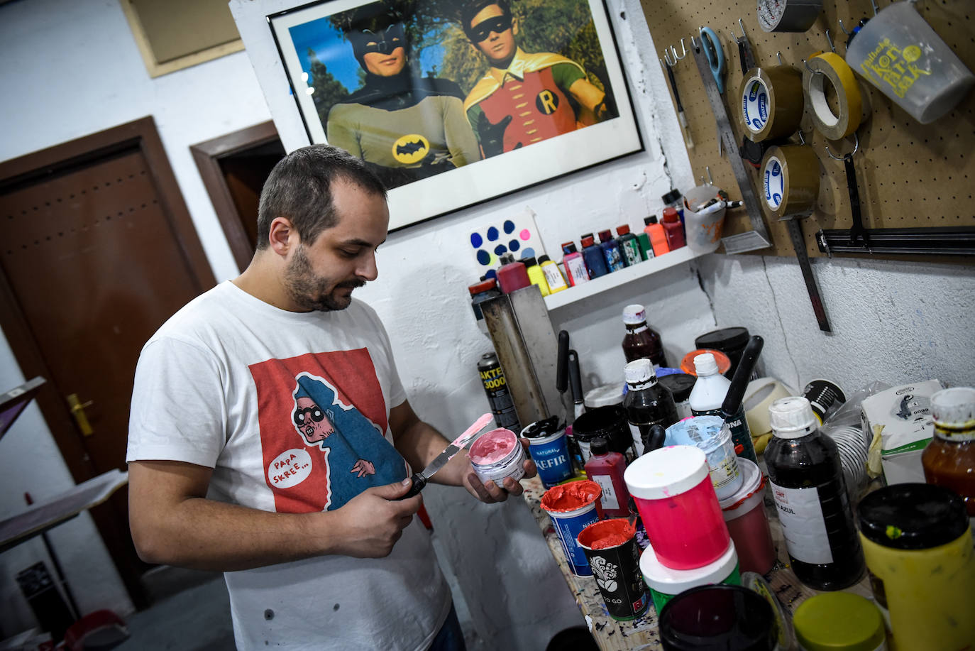 El desconocido taller en Bilbao de Urtzi, el artista de las camisetas diferentes