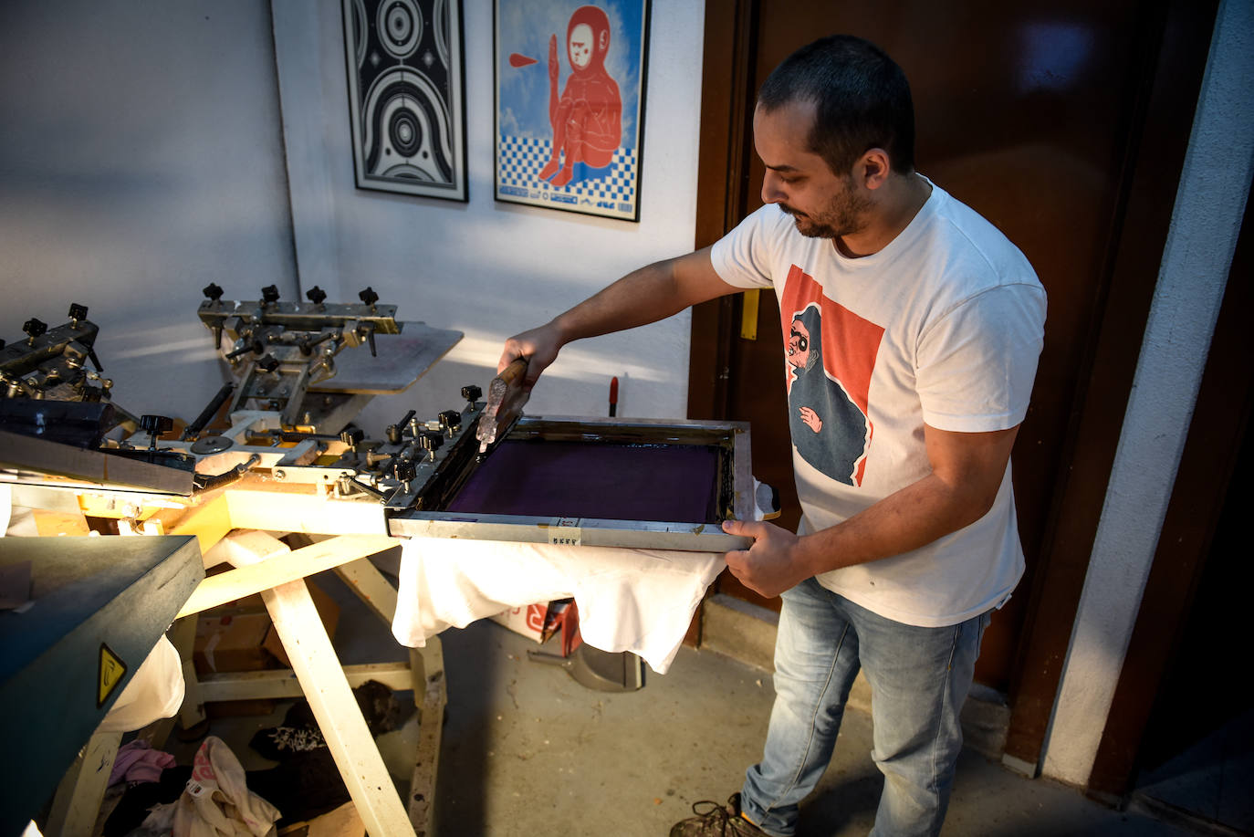 El desconocido taller en Bilbao de Urtzi, el artista de las camisetas diferentes