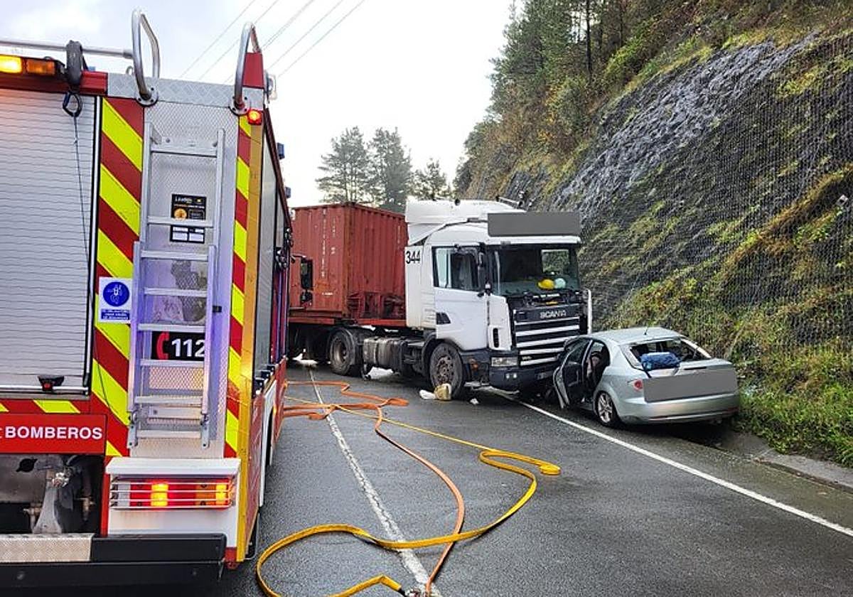 Imagen del choque frontal ocurrido este jueves en la carretera BI-2522 que mantuvo cortado el tráfico por la carretera vieja de Altube durante toda la mañana.
