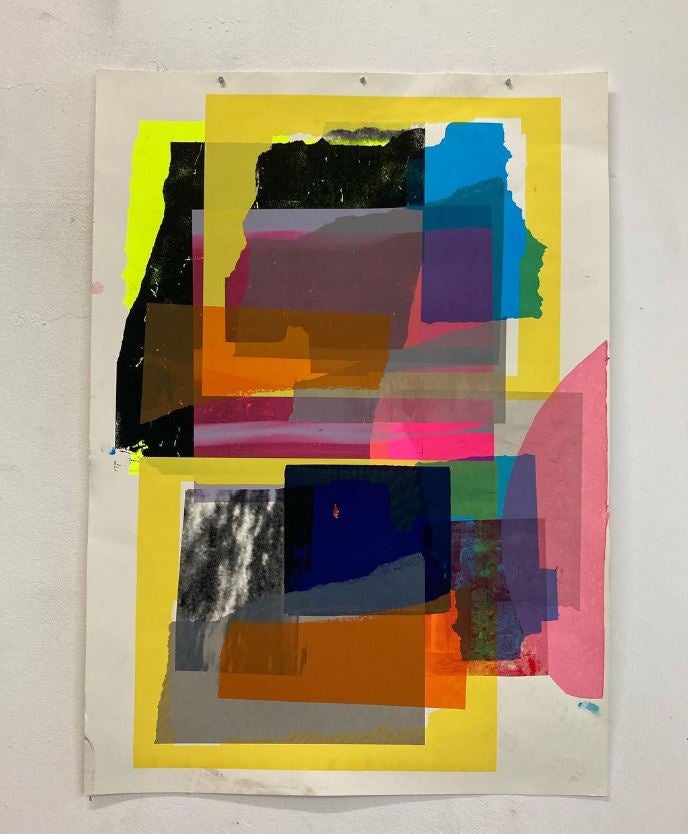 El desconocido taller en Bilbao de Urtzi, el artista de las camisetas diferentes