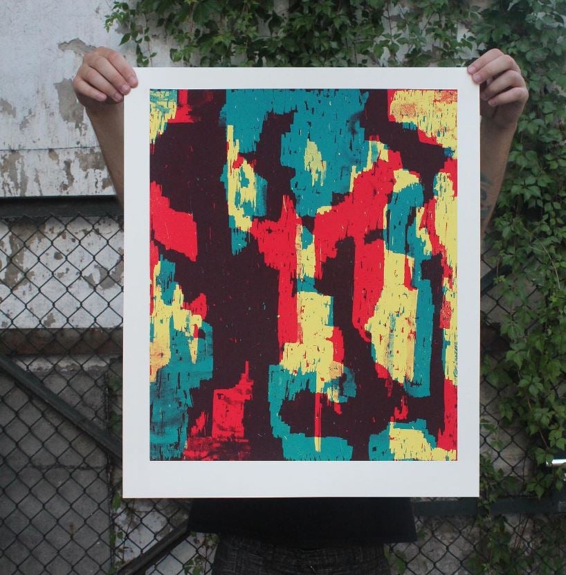 El desconocido taller en Bilbao de Urtzi, el artista de las camisetas diferentes