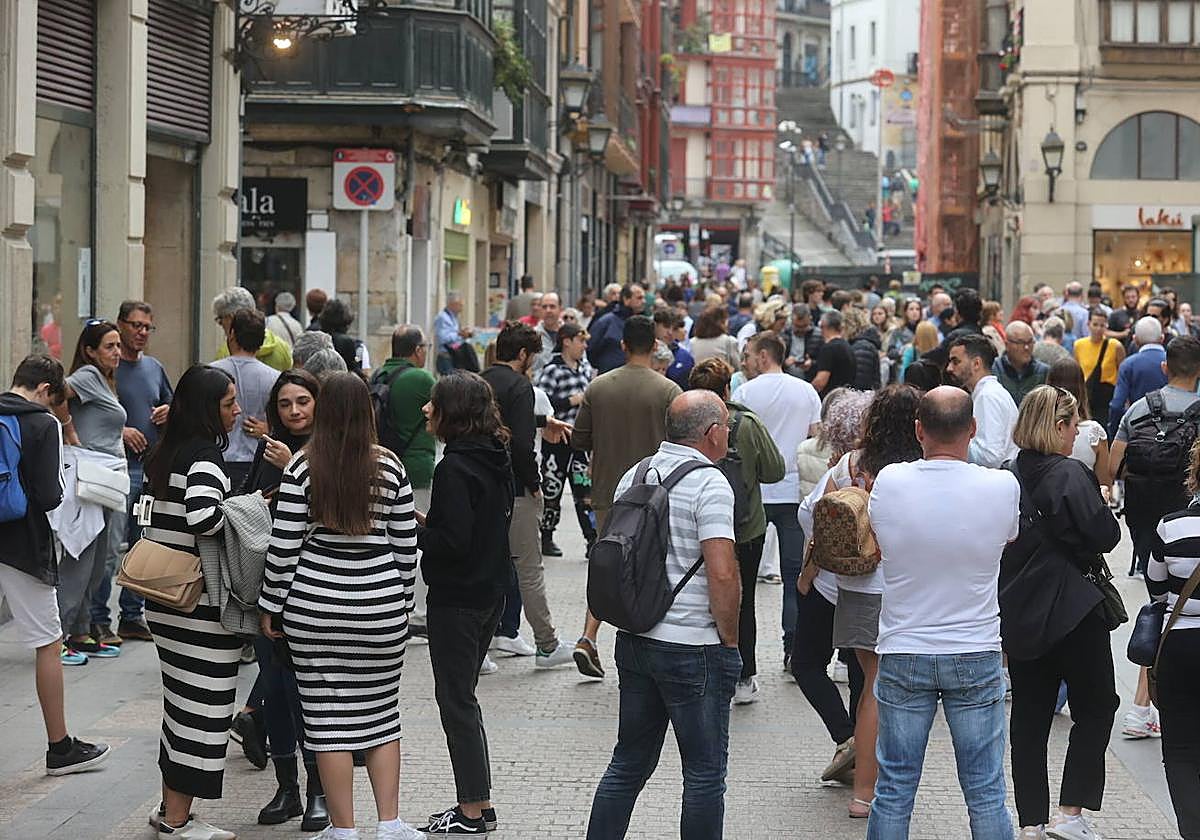 Imagen del Casco Viejo repleto de gente.