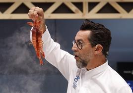 Quique Dacosta sostiene gambas rojas en Gastronomika.