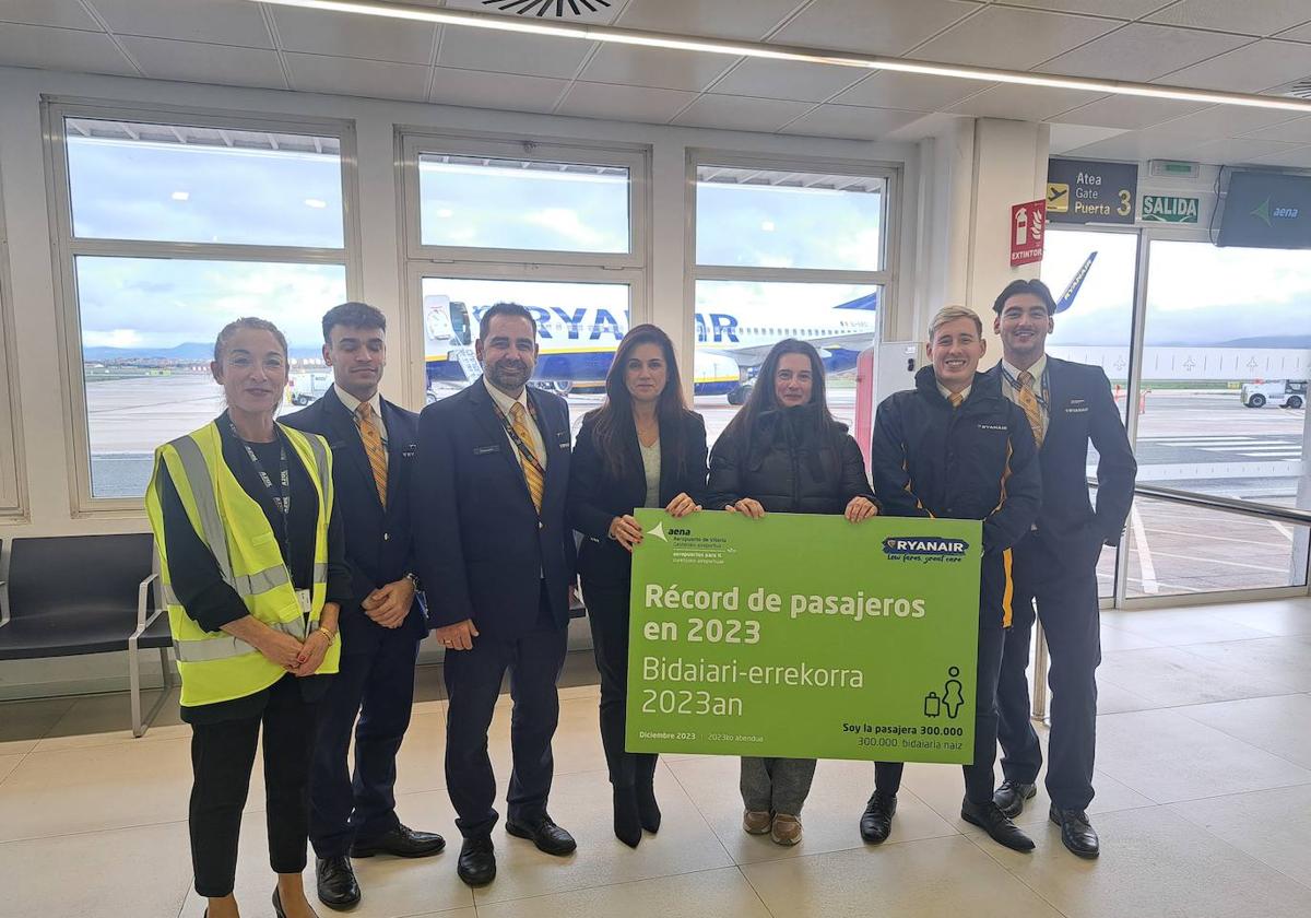 La directora del aeropuerto, Begoña Llarena, con la pasajera número 300.000 en la terminal del aeropuerto de Vitoria.