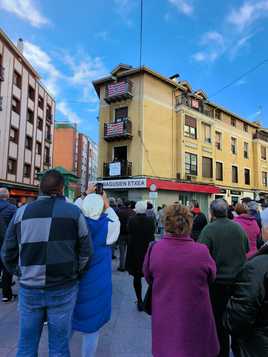 Decenas de personas participan en una concentración contra el derribo.