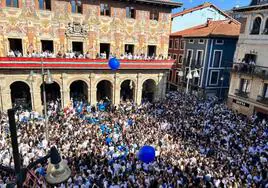 Una multitud de vecinos se reunieron en el txupinazo de fiestas de la localidad.