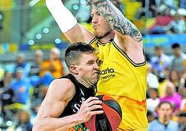 Xavi Rabaseda intenta abrirse paso hacia la canasta del Gran Canaria.