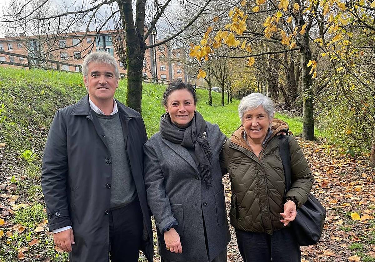 El concejal de Urbanismo, Anartz Gandiaga, la alcaldesa Ainhoa Salterain y la concejala Alicia Hernández visitaron la zona.