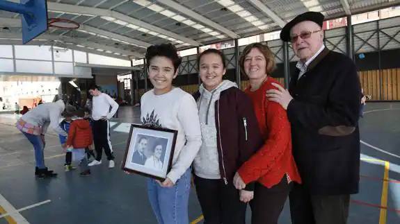 Javier Sagastizabal posa con su hija Ana y sus nietas en el patio del colegio San Antonio en 2017.