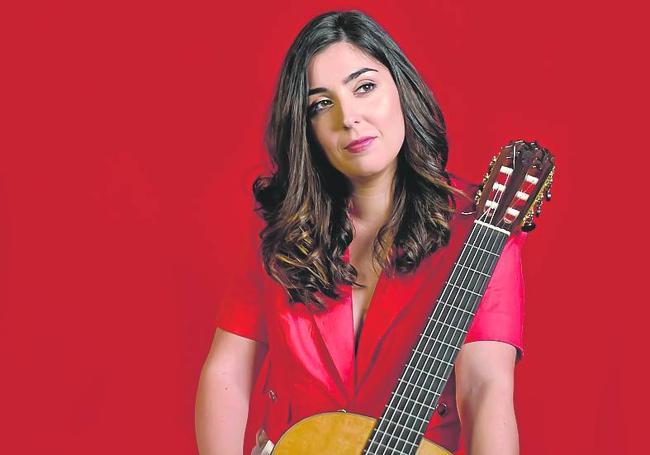 Andrea Caballero vuelve a casa para ofrecer un concierto de guitarra.