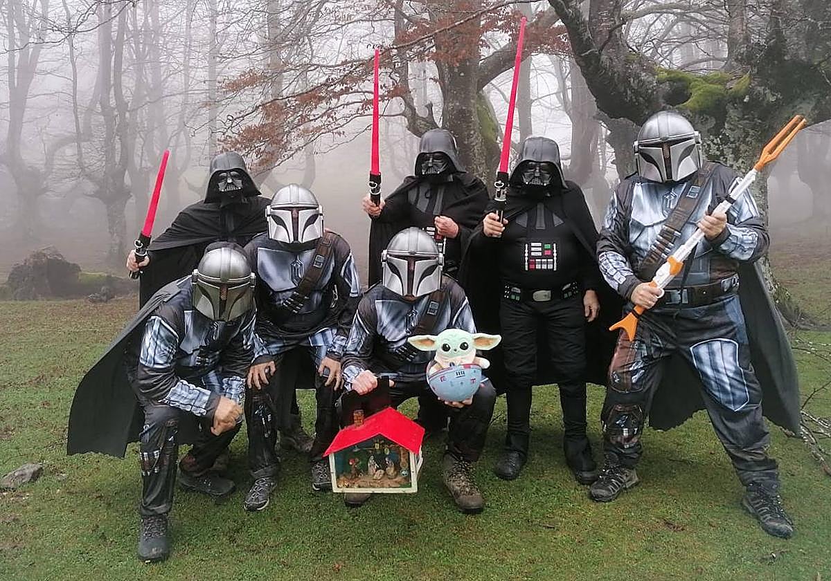 Una selección de los participantes que subirán este domingo al Gorbea probándose los trajes.