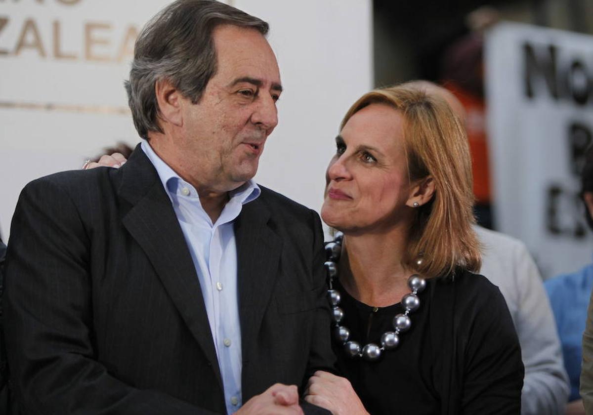 El alcalde de Gernika, José Mari Gorroño junto a la presidenta del BBB, Itxaso Atutxa en una campaña electoral anterior en la que concurrian juntos.