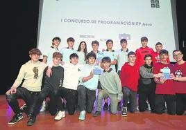 Ganadores de los premios ITP Aero posan en el auditorio del Museo Guggenheim.